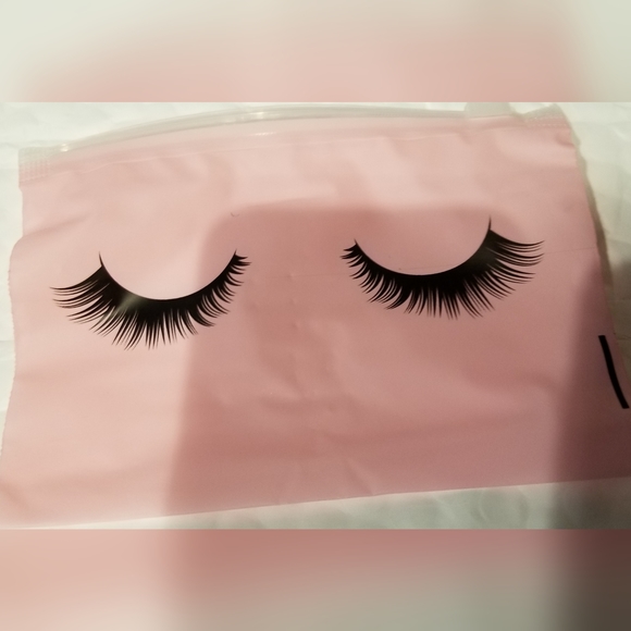 2 Pink Crystal Collagen Eye Masks, & 2 Lip Masks, Small Makeup Bag & 3 Earrin… - Picture 3 of 9